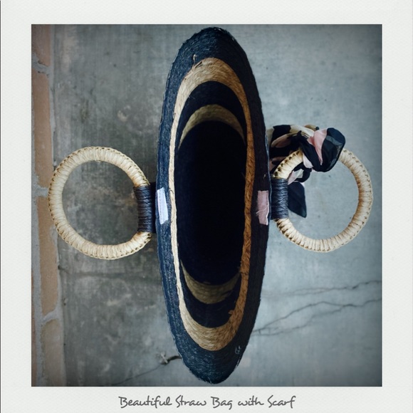 Beautiful Straw Bag with Velcro Cosure - Picture 4 of 4